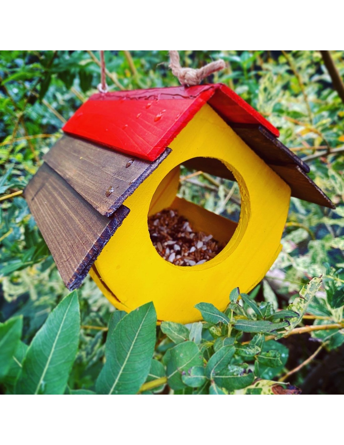 Mangiatoia in legno per uccelli selvatici con tetto in betulla